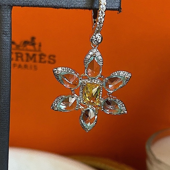 Sayabling Cushion Cut Yellow lab Sapphire Daisy Flower Earrings - Picture 8 of 16